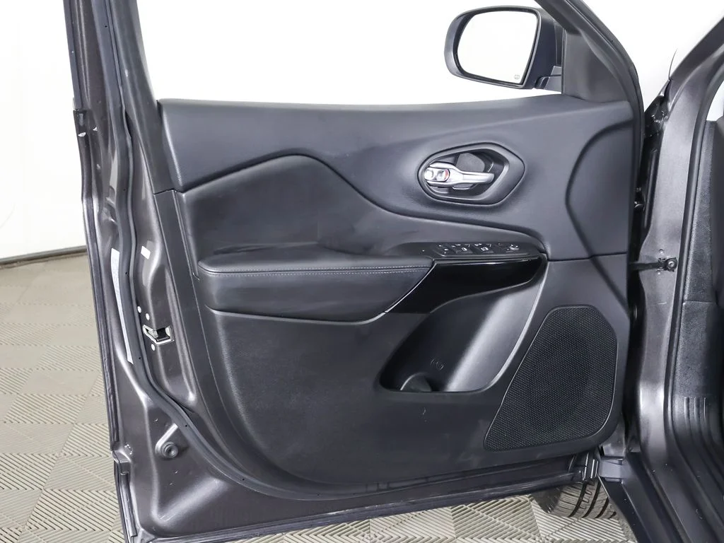 Used 2019 Gray Jeep Latitude Plus image 20