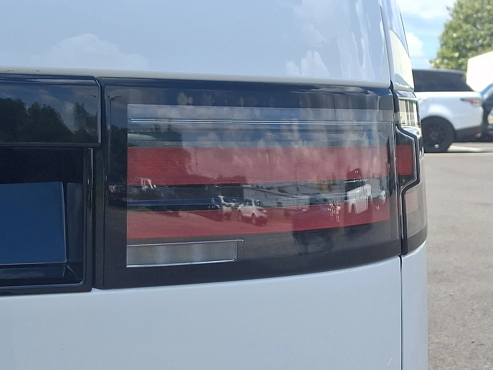 Used 2025 Fuji White   1Aa Land Rover Dynamic SE image 13