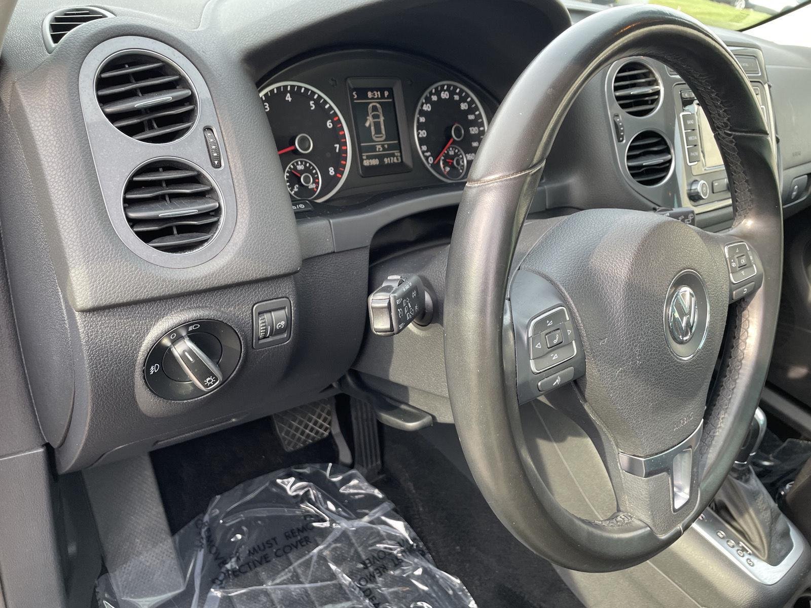 Used 2013 Candy White Volkswagen SE w/Sunroof & Nav image 23