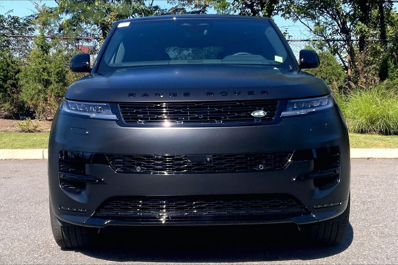New 2027 Santorini Black Land Rover Dynamic SE image 3