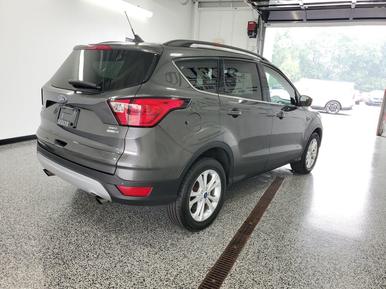 Used 2019 Gray Ford SEL image 4