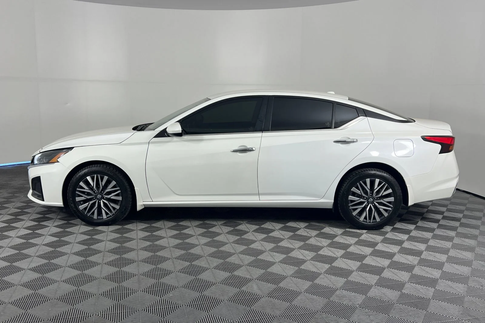 Used 2023 Pearl White Tricoat Nissan 2.5 SV image 6