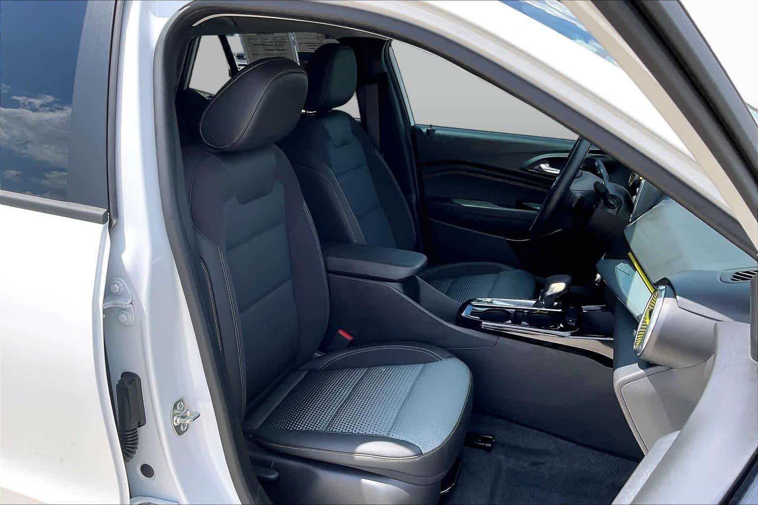 Used 2026 Summit White Chevrolet LT image 9