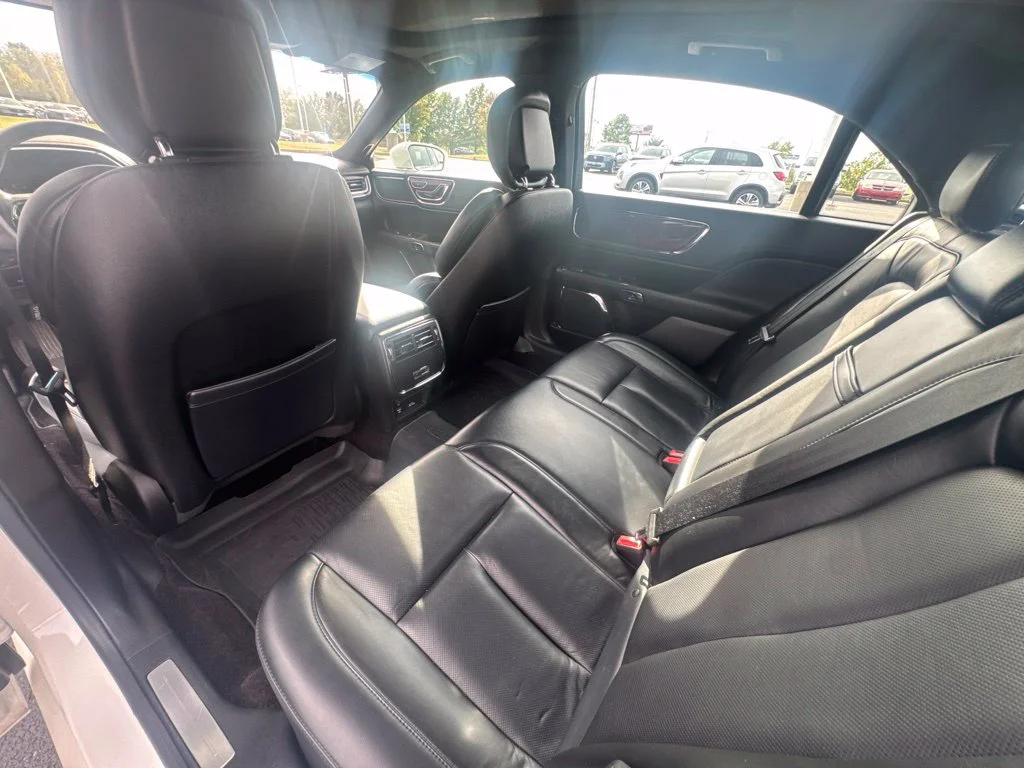 Used 2018 White Lincoln Select image 31