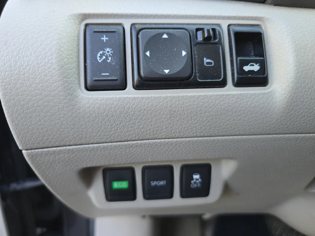 Used 2014 Gray Nissan SV image 16