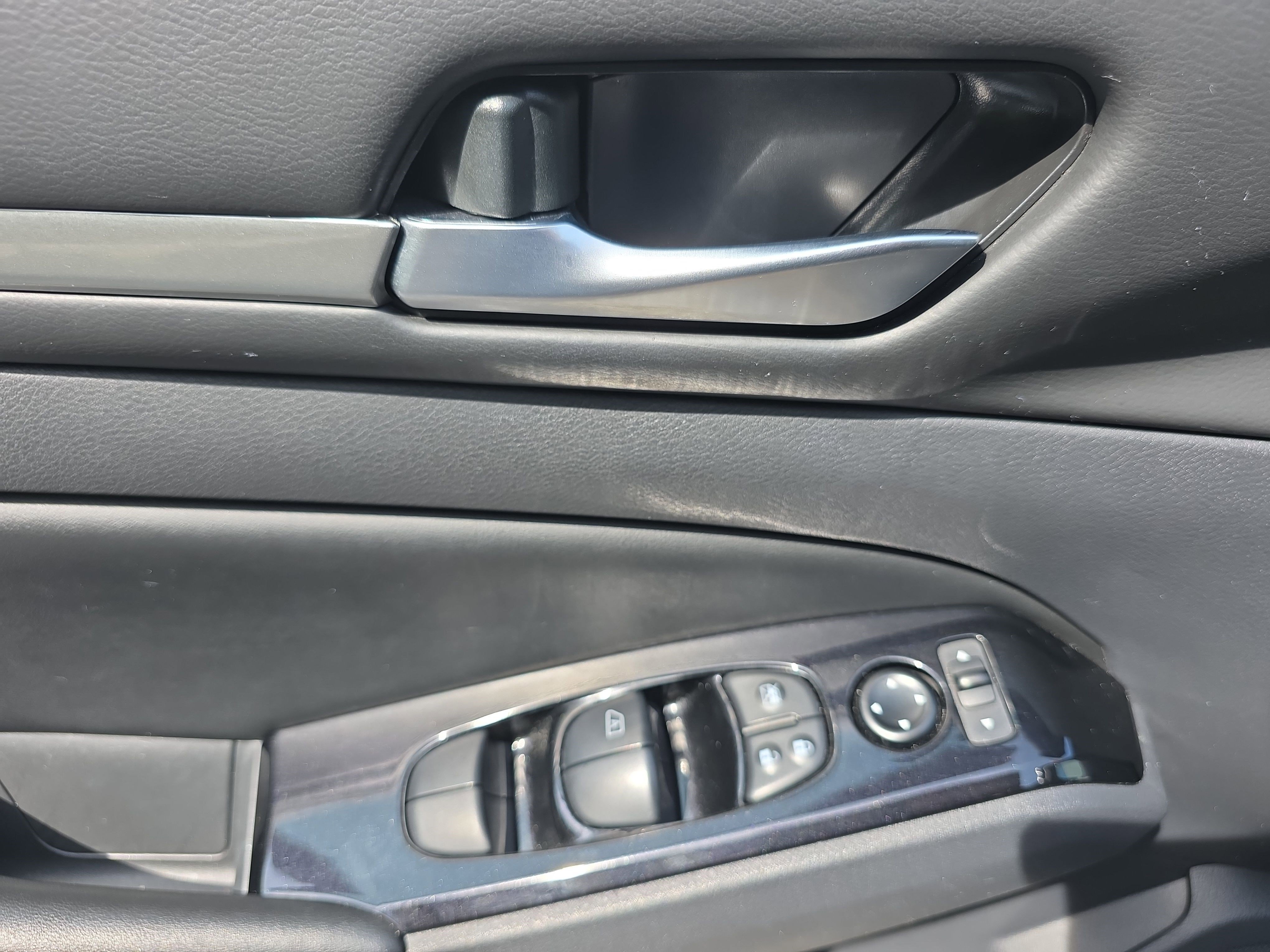 Used 2025 Super Black Nissan SR image 16