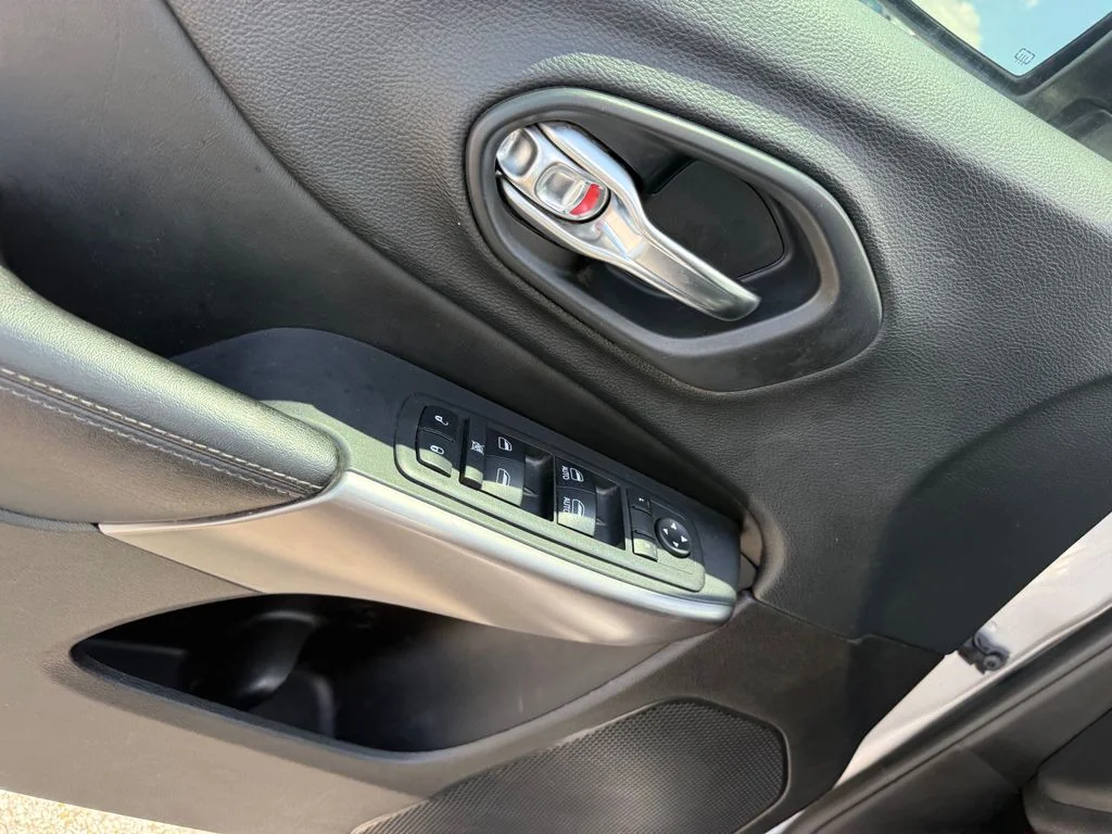 Used 2019 Silver Jeep Latitude Plus image 6