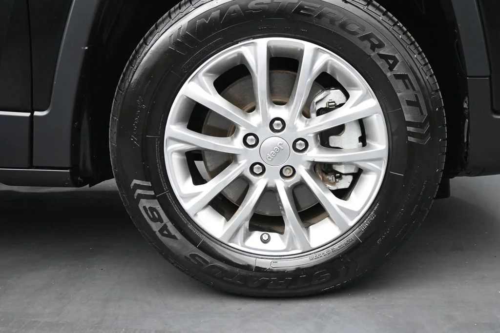 Used 2022 Black Jeep Latitude Lux image 10