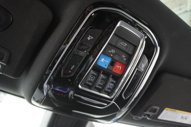Used 2023 Diamond Black Crystal Pearlcoat Jeep Overland image 37