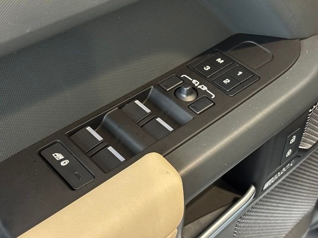 Used 2024 White Land Rover X-Dynamic SE image 25