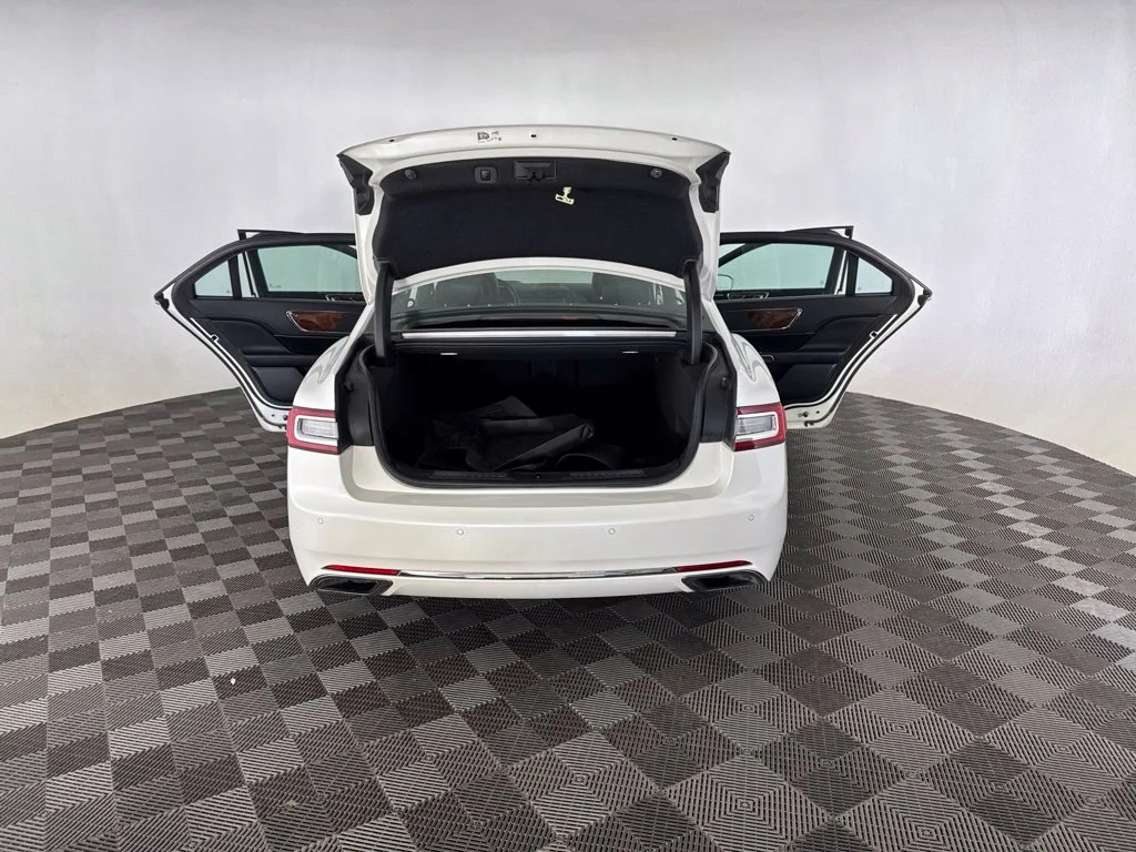 Used 2018 White Lincoln Select image 17