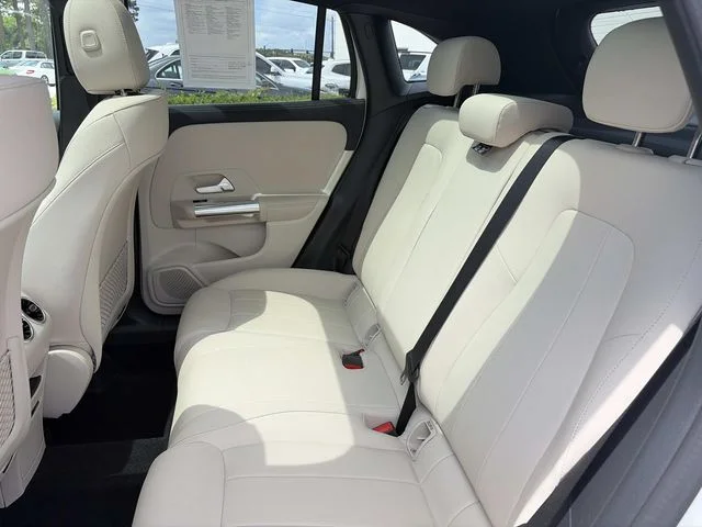 Used 2025  Mercedes-Benz GLA 250 image 12