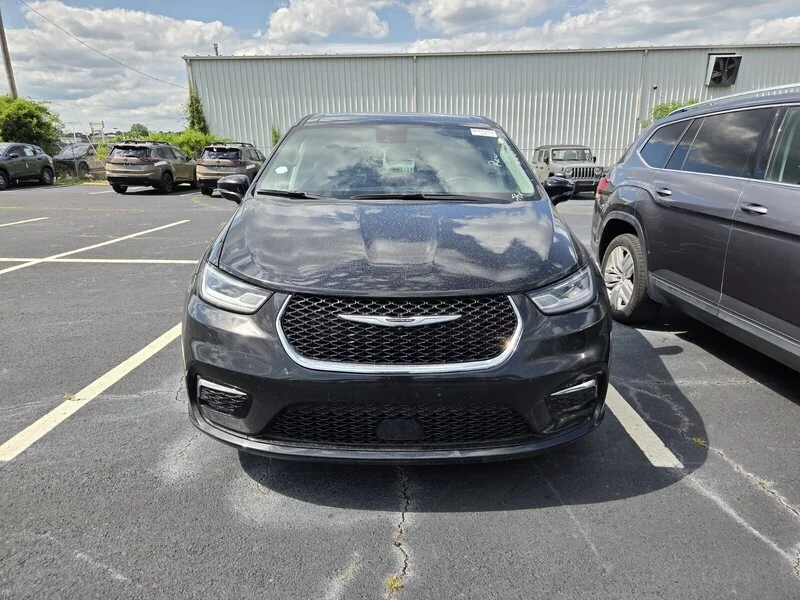 Used 2024 Diamond Black CHRYSLER TOURING L image 2