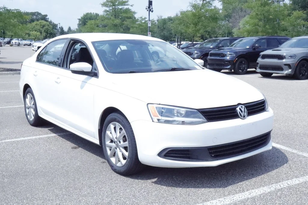 Used 2012 White Volkswagen 2.5L SE image 7