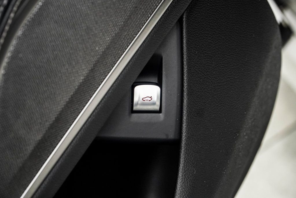 Used 2021 White BMW 740i xDrive image 34