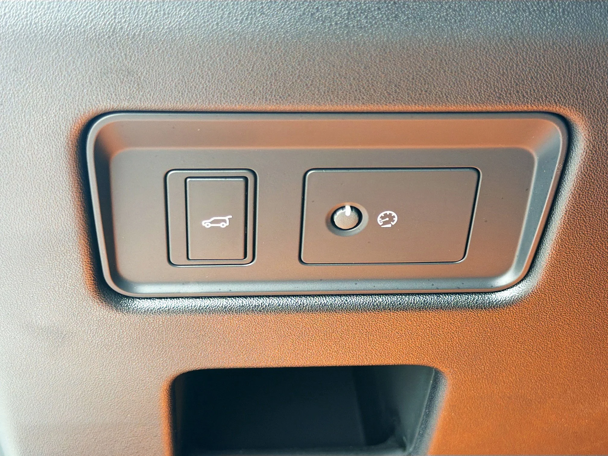 Certified Used 2025 Fuji White Land Rover Dynamic SE image 37