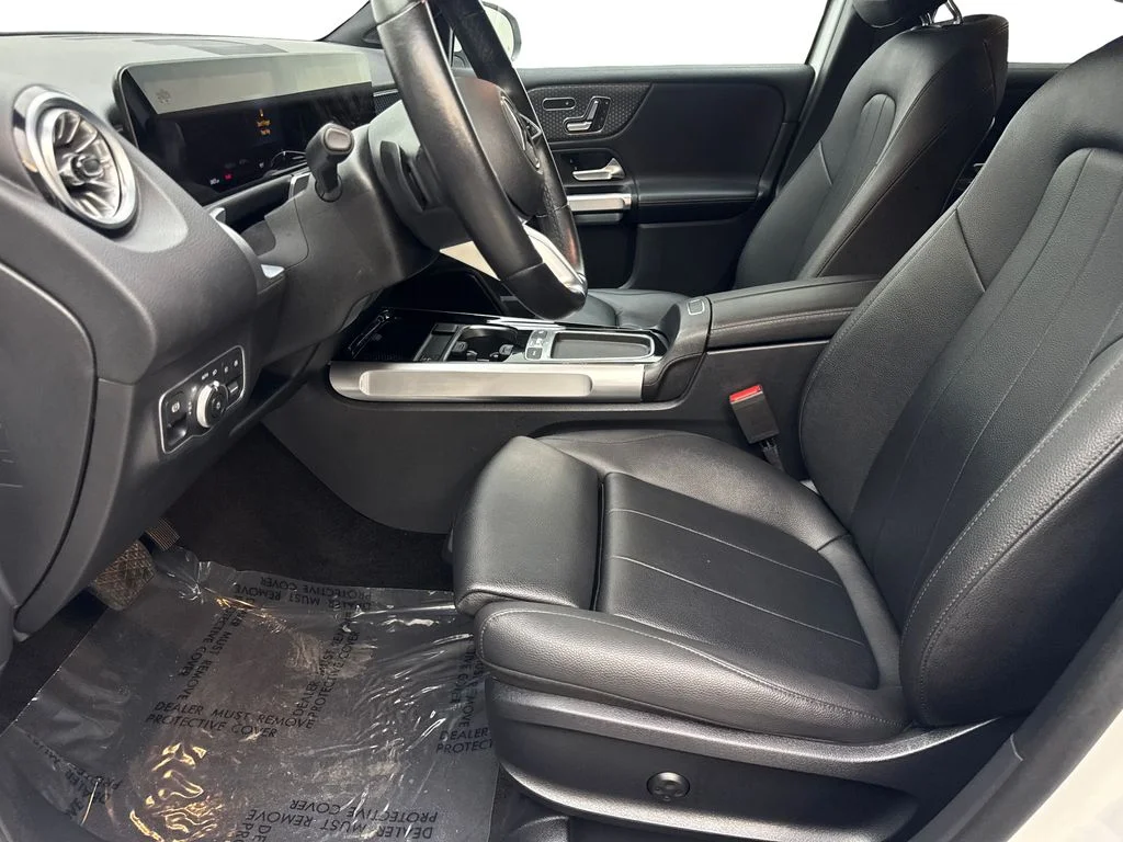 Used 2025 White Mercedes-Benz GLB 250 image 25