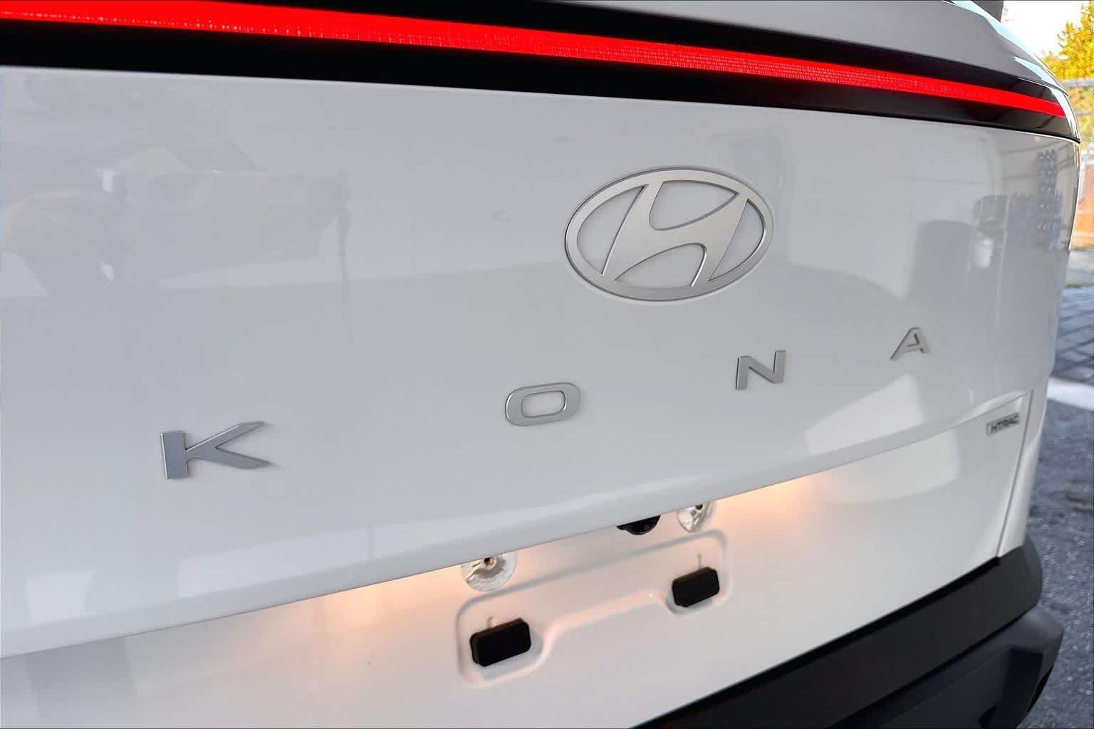 Used 2025 Atlas White Hyundai SEL image 29