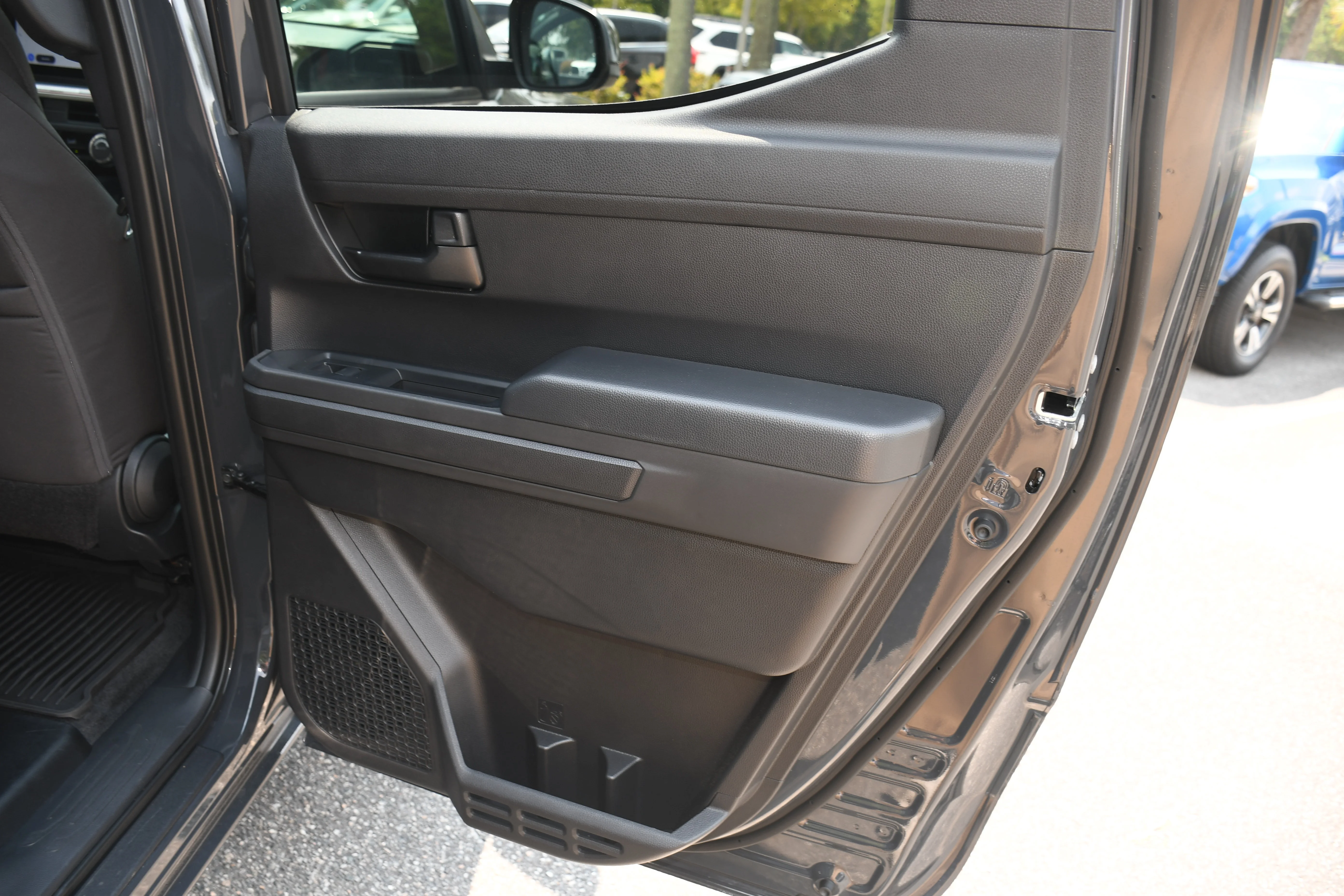 2025 Toyota Tacoma SR5 - Photo 18