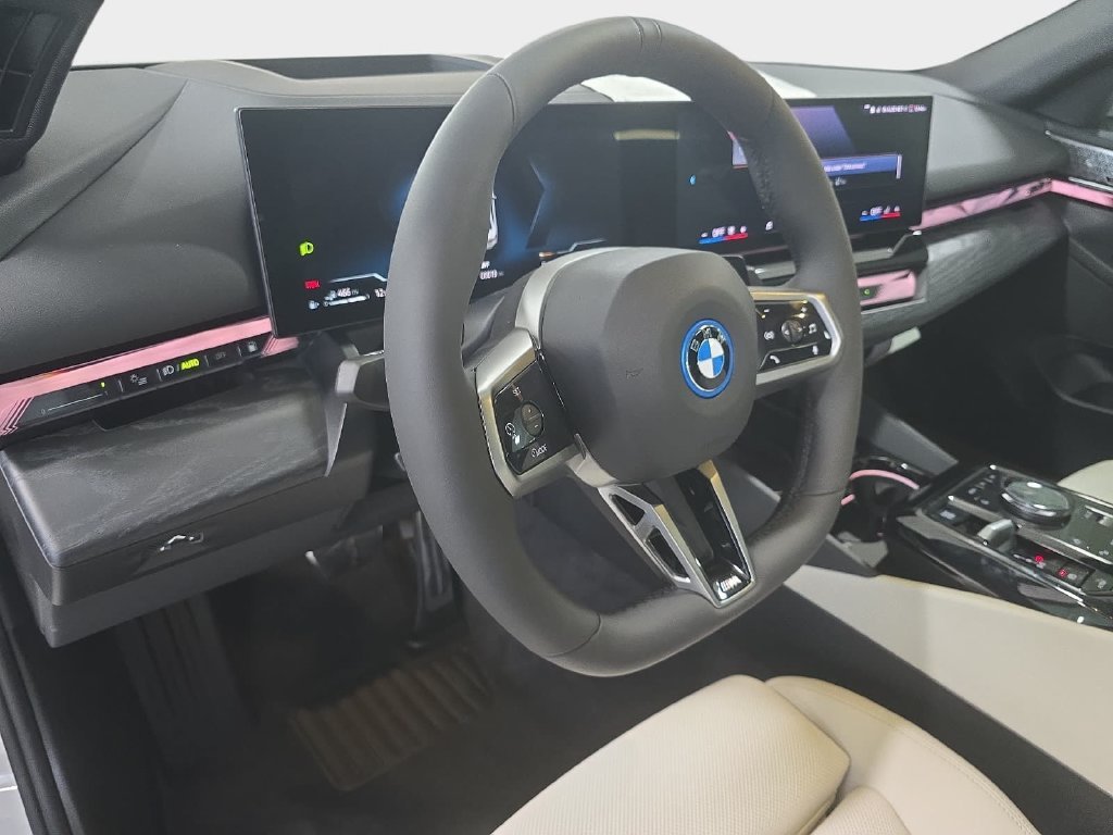 New 2027 Mineral White Metallic BMW 550e xDrive image 16
