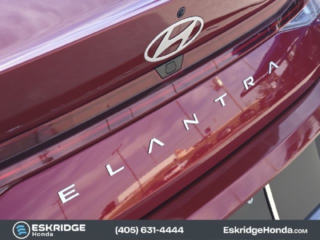 Used 2025 Red Hyundai SEL Convenience image 11