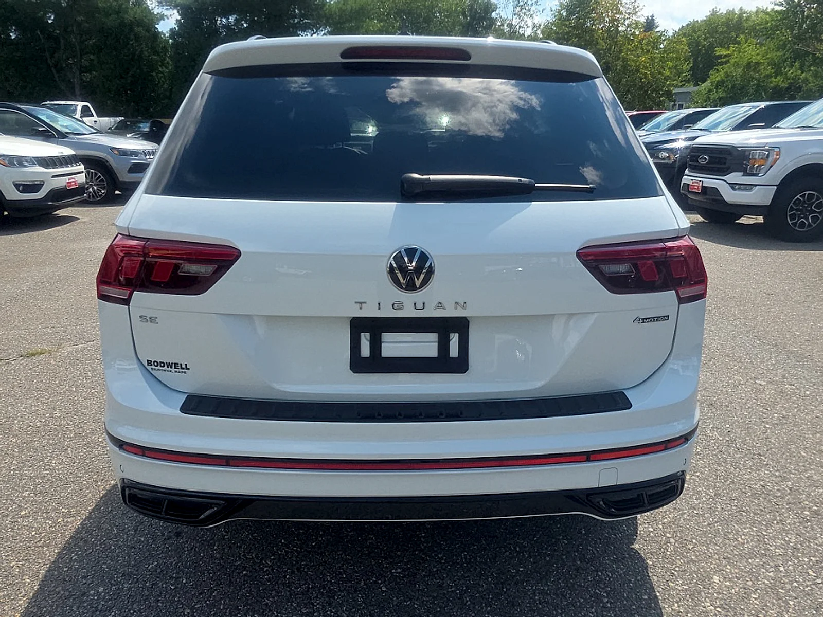 Used 2024 Opal White Volkswagen 2.0T SE R-Line Black image 4