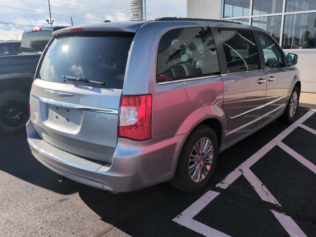Used 2014 Billet Silver Metallic Clearcoat Chrysler Touring-L image 6