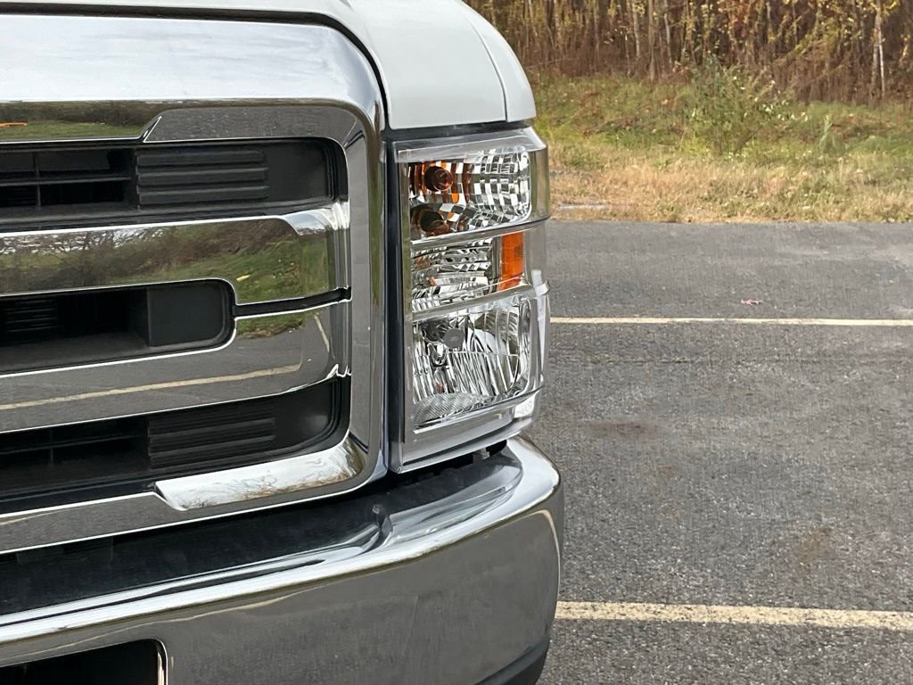 New 2026 Oxford White Ford E-350 SRW image 2