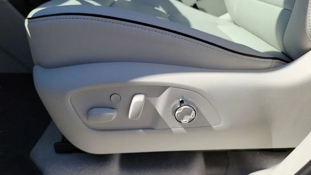 New 2026 Ebony Twilight Metallic Buick Avenir image 18