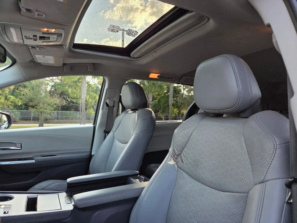 Used 2021  Toyota Limited image 26