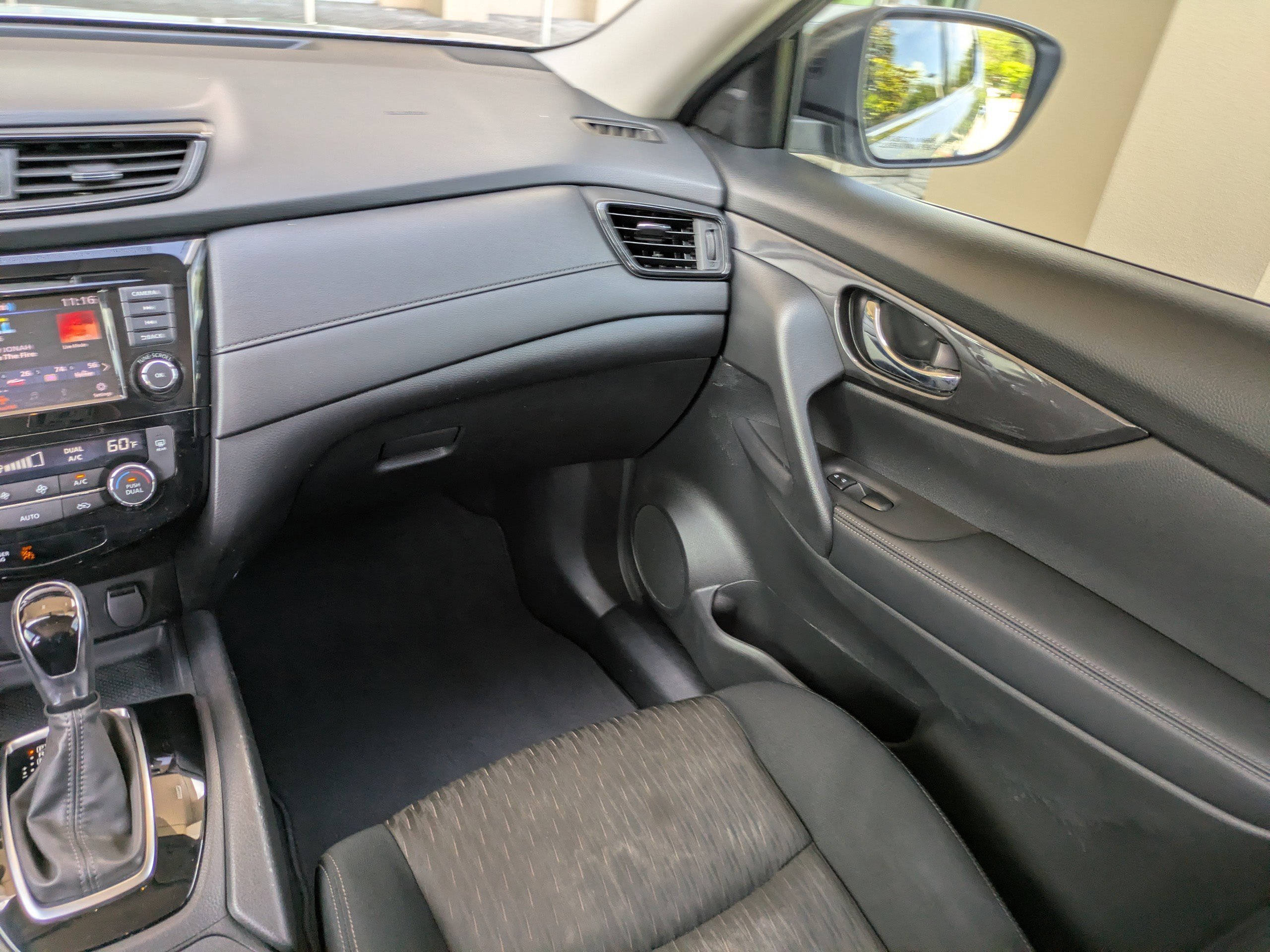 2018 Nissan Rogue SV - Photo 16