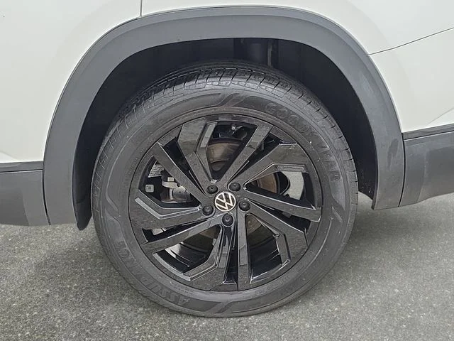 Used 2022 White Volkswagen 2.0T SE w/Technology image 33