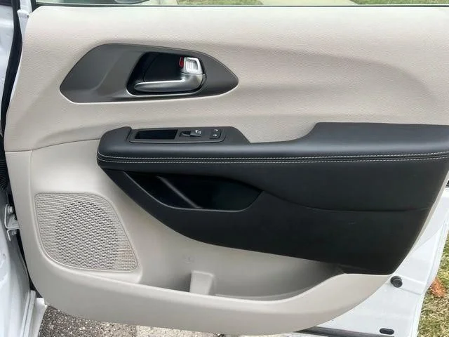 Used 2023 White Chrysler Touring L image 19