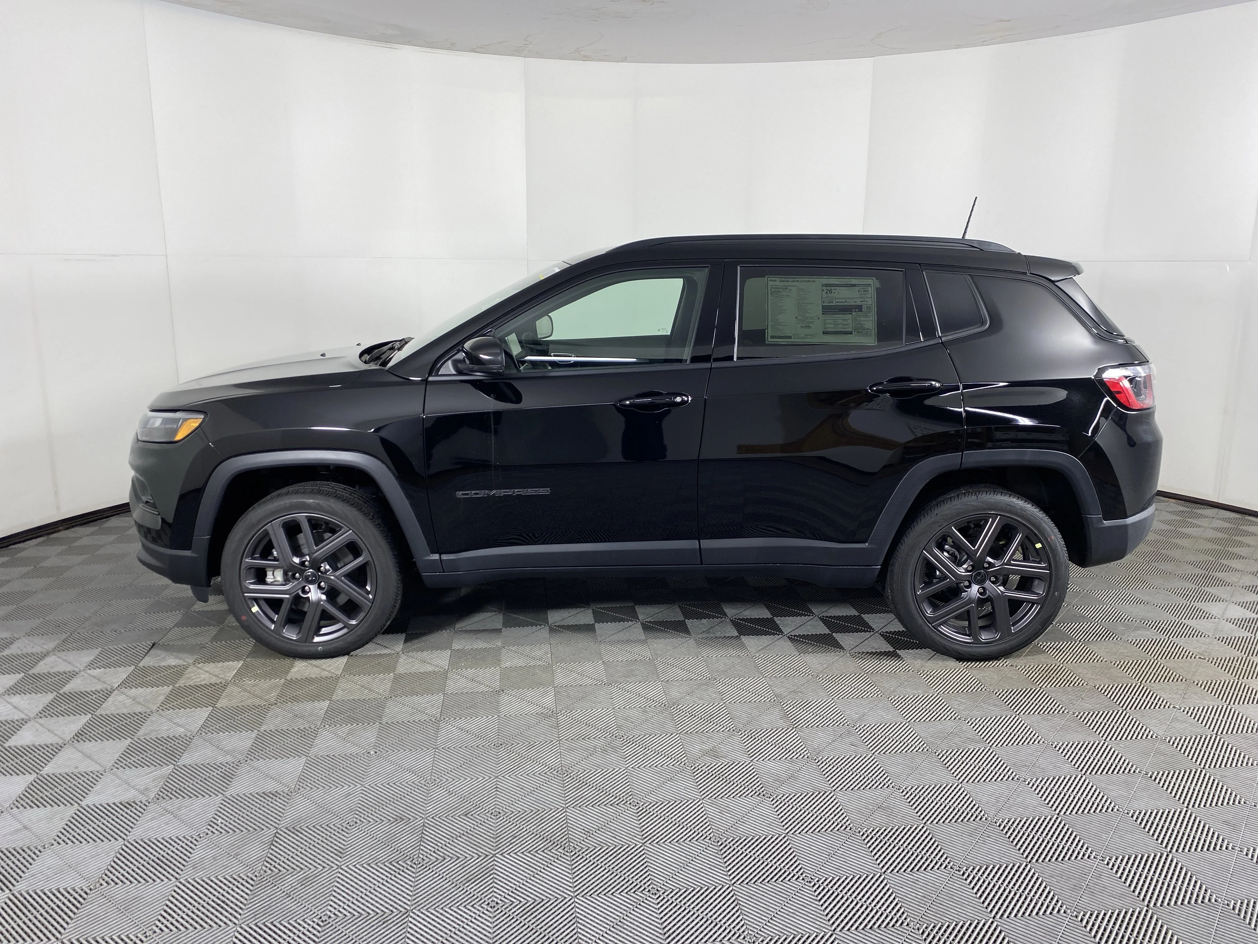 New 2026 Diamond Black Crystal Pearl-Coat Exterior Paint Jeep Limited image 9