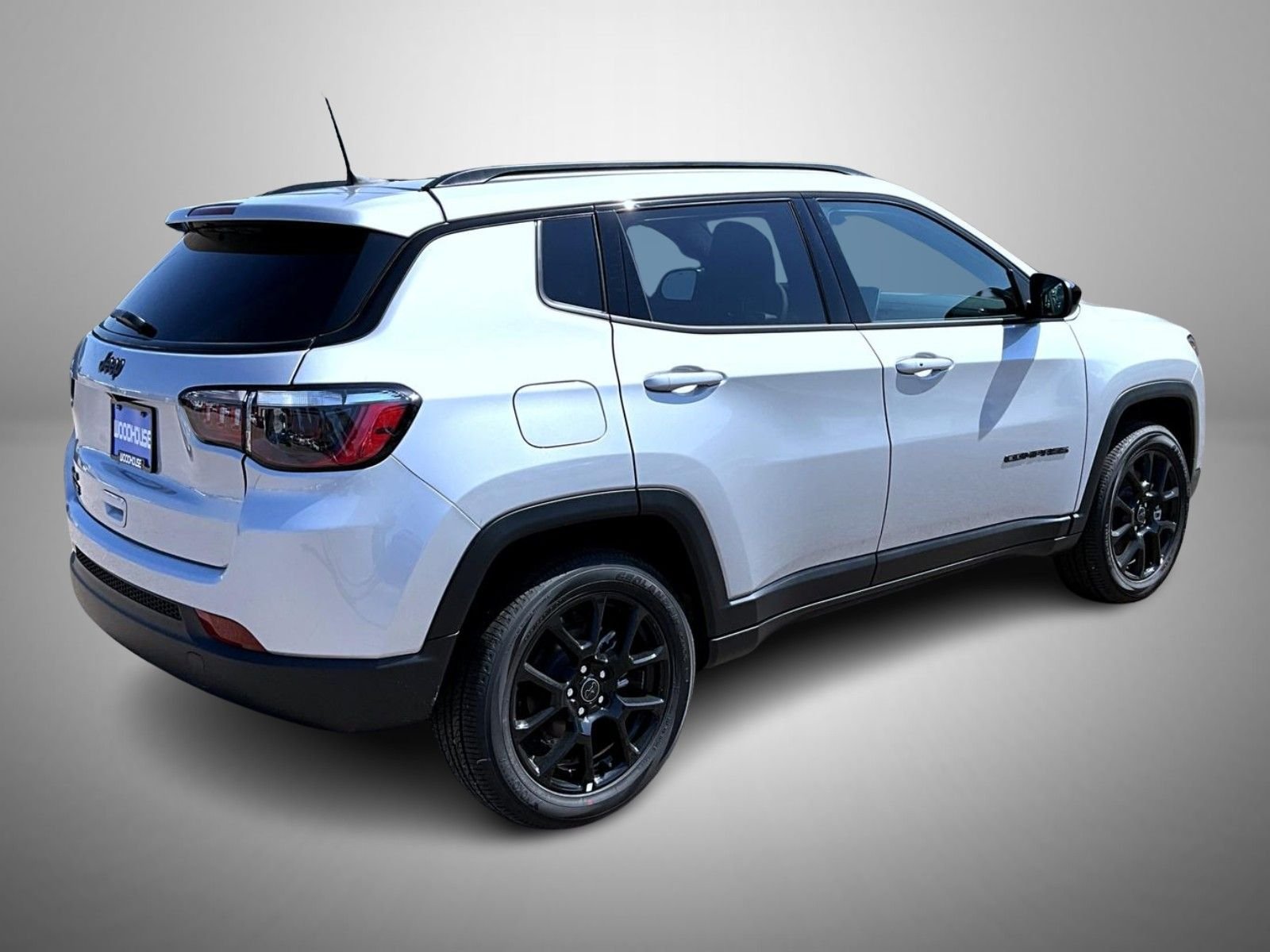 New 2026 Silver Zynith Metallic Clear-Coat Exterior Paint Jeep Latitude image 5