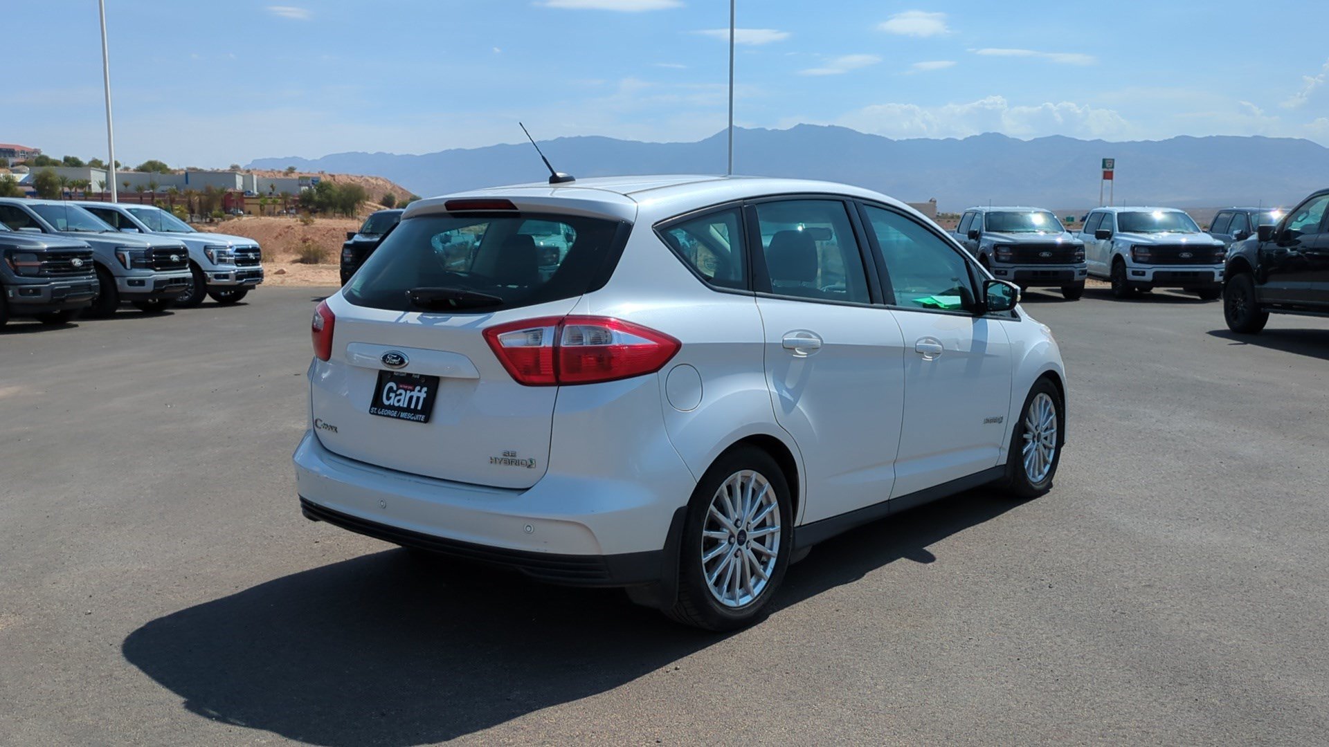 Used 2015 White Platinum Clearcoat Metallic Ford SE image 3