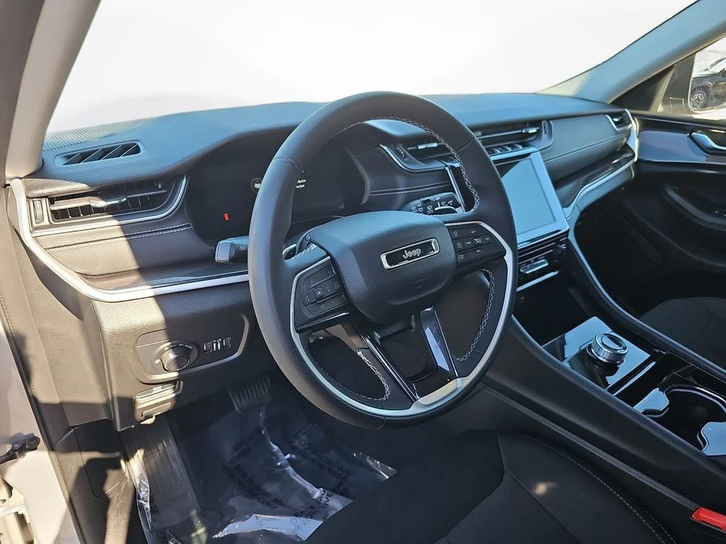Used 2023 Silver Jeep Laredo image 16