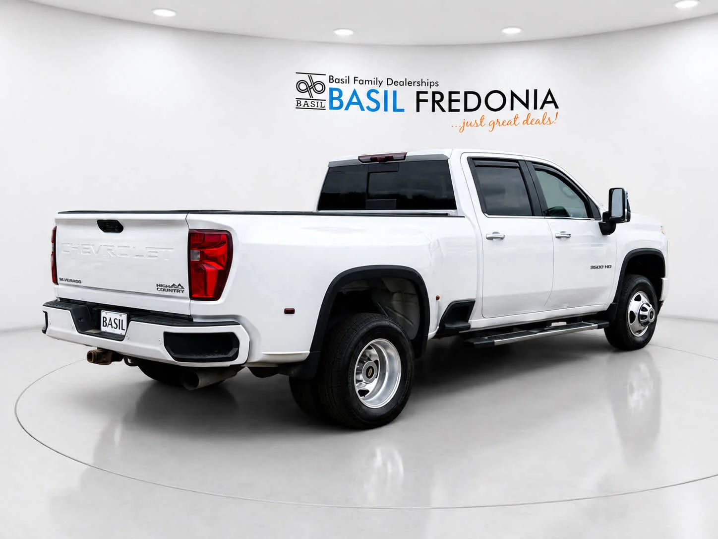 Used 2022 Iridescent Pearl Tricoat Chevrolet High Country image 10