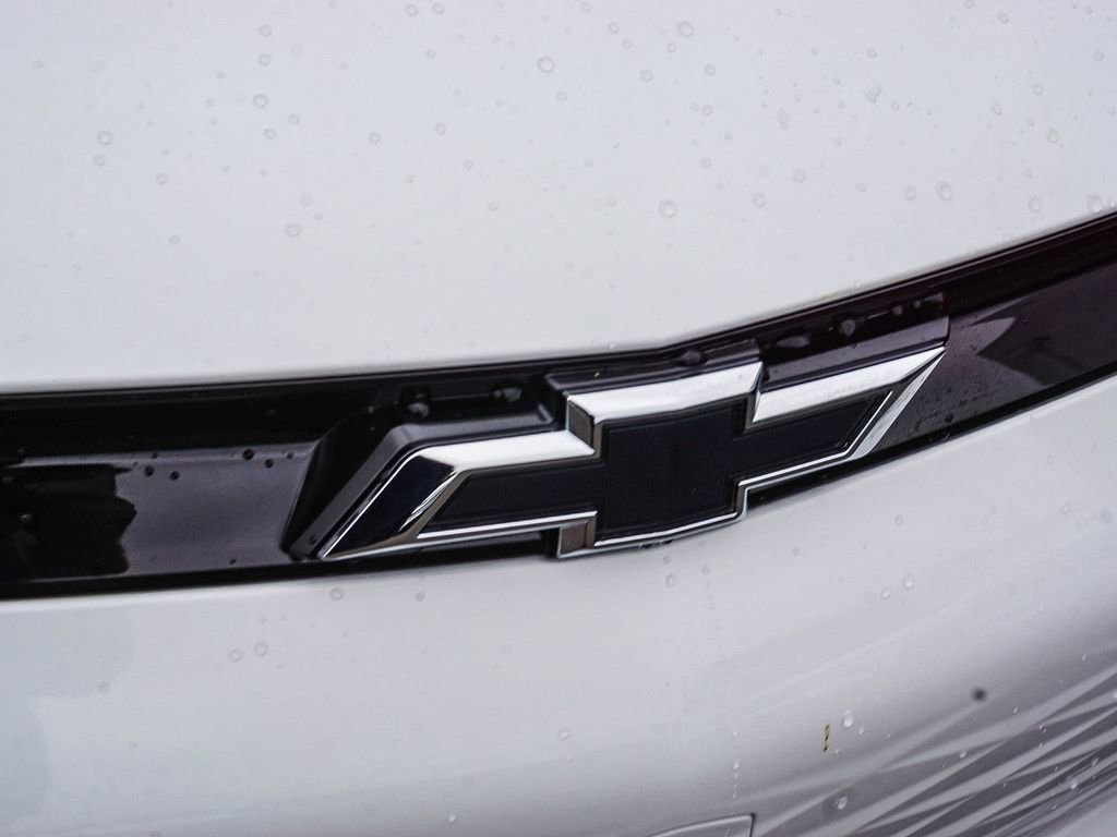 New 2027 Summit White Chevrolet LT image 11