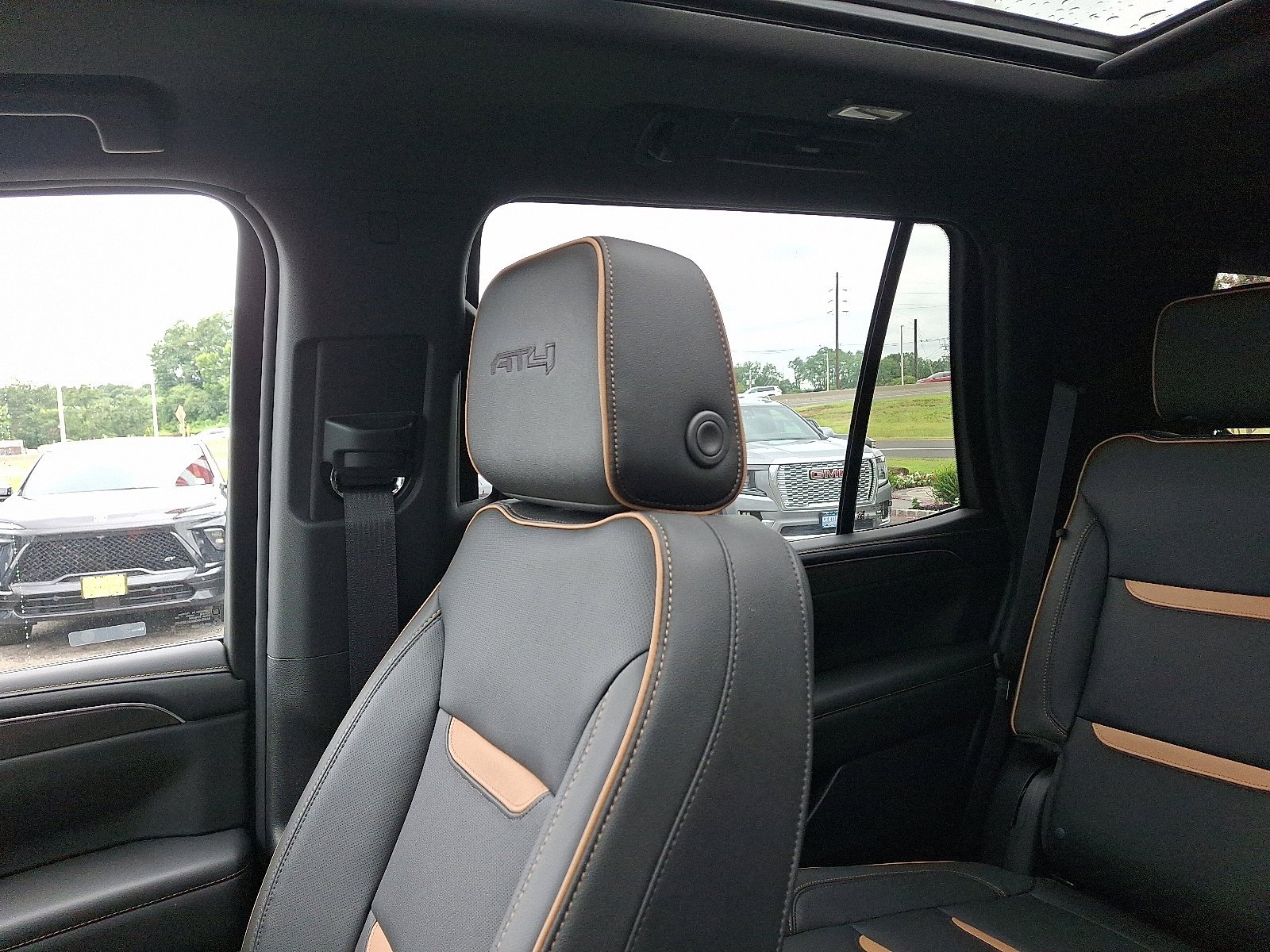 2023 GMC Yukon AT4 - Photo 13