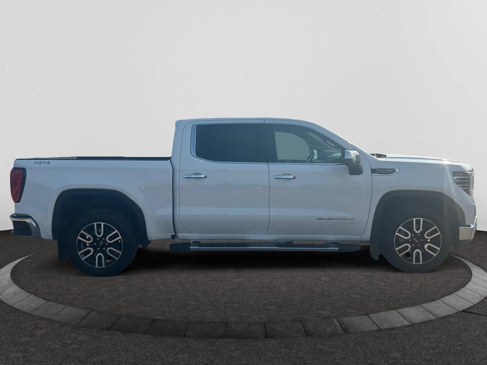 Used 2024 White GMC SLT Crew Cab 6.2L Leather Sunroof 4x4 image 6