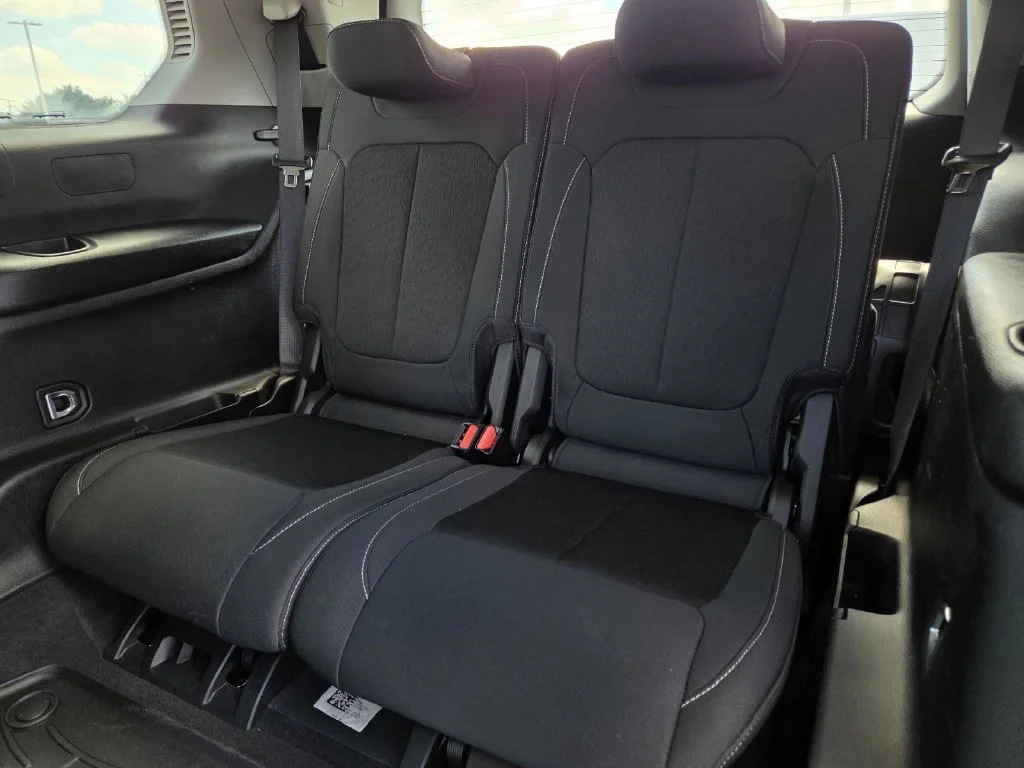 Used 2023 Red Jeep Laredo image 37