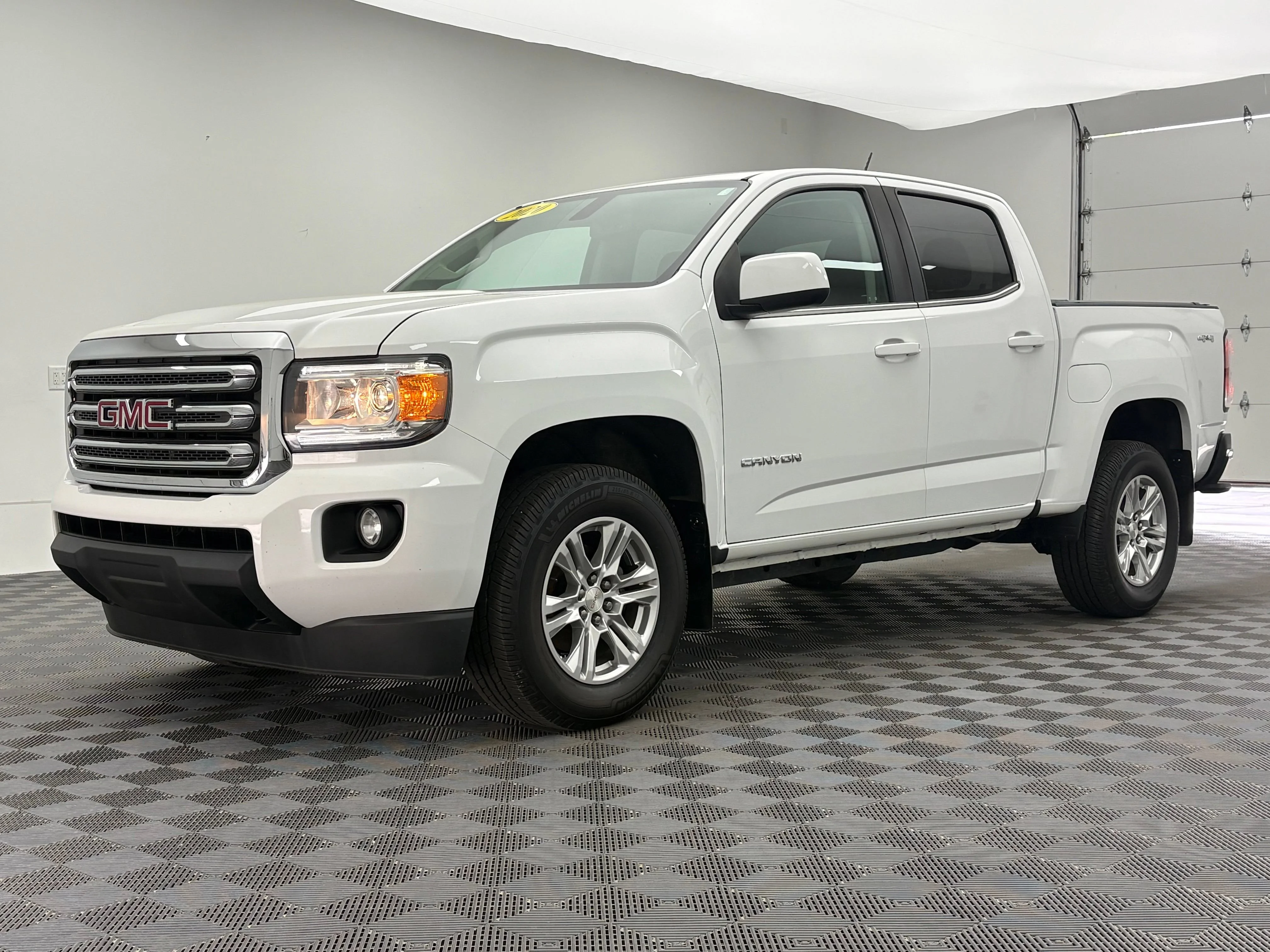 Used 2020 SUMMIT WHITE GMC 4WD SLE image 2