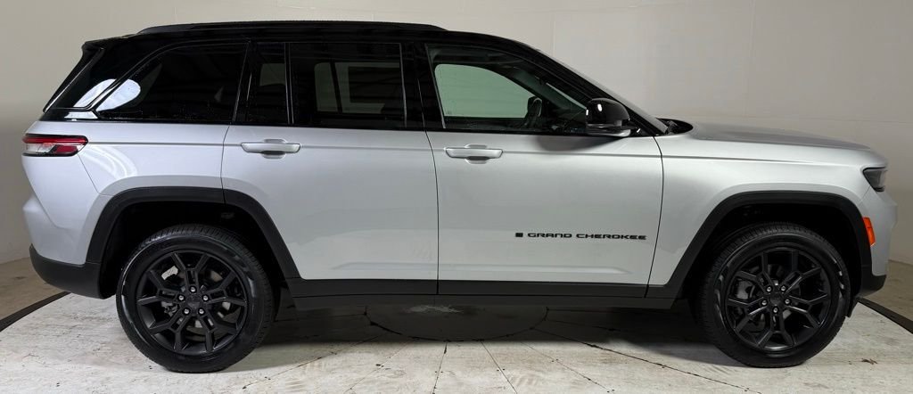 New 2025 Silver Zynith Exterior Paint Jeep Limited image 8