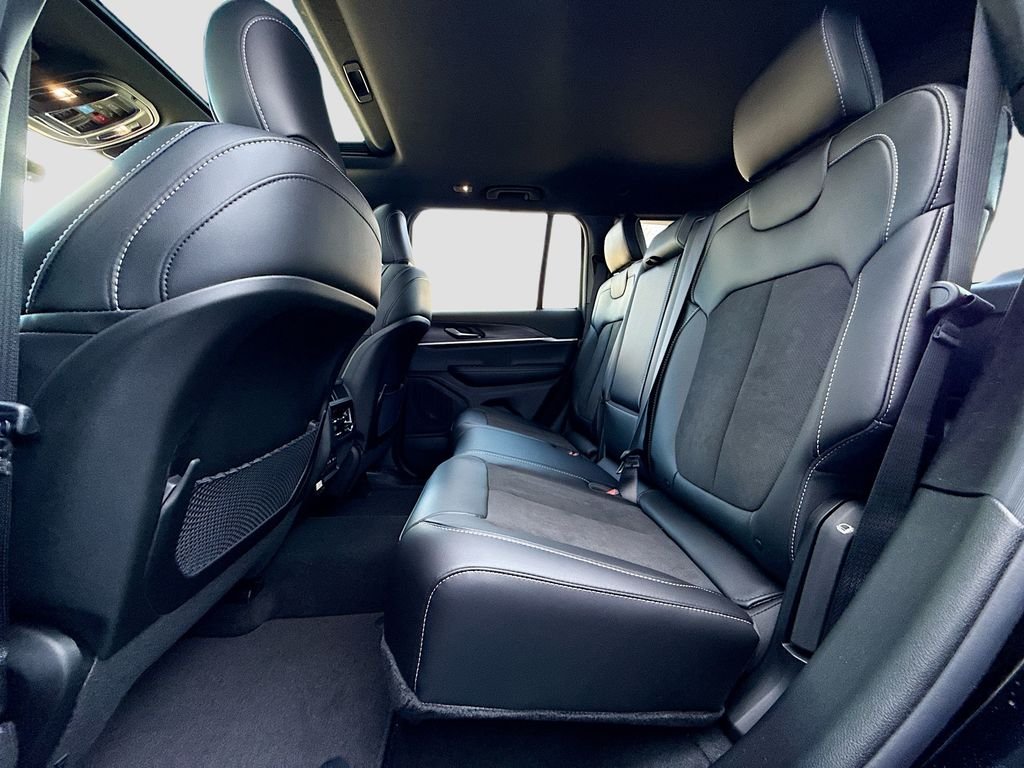 New 2026 Diamond Black Crystal Pearl-Coat Exterior Paint Jeep Laredo Altitude image 26