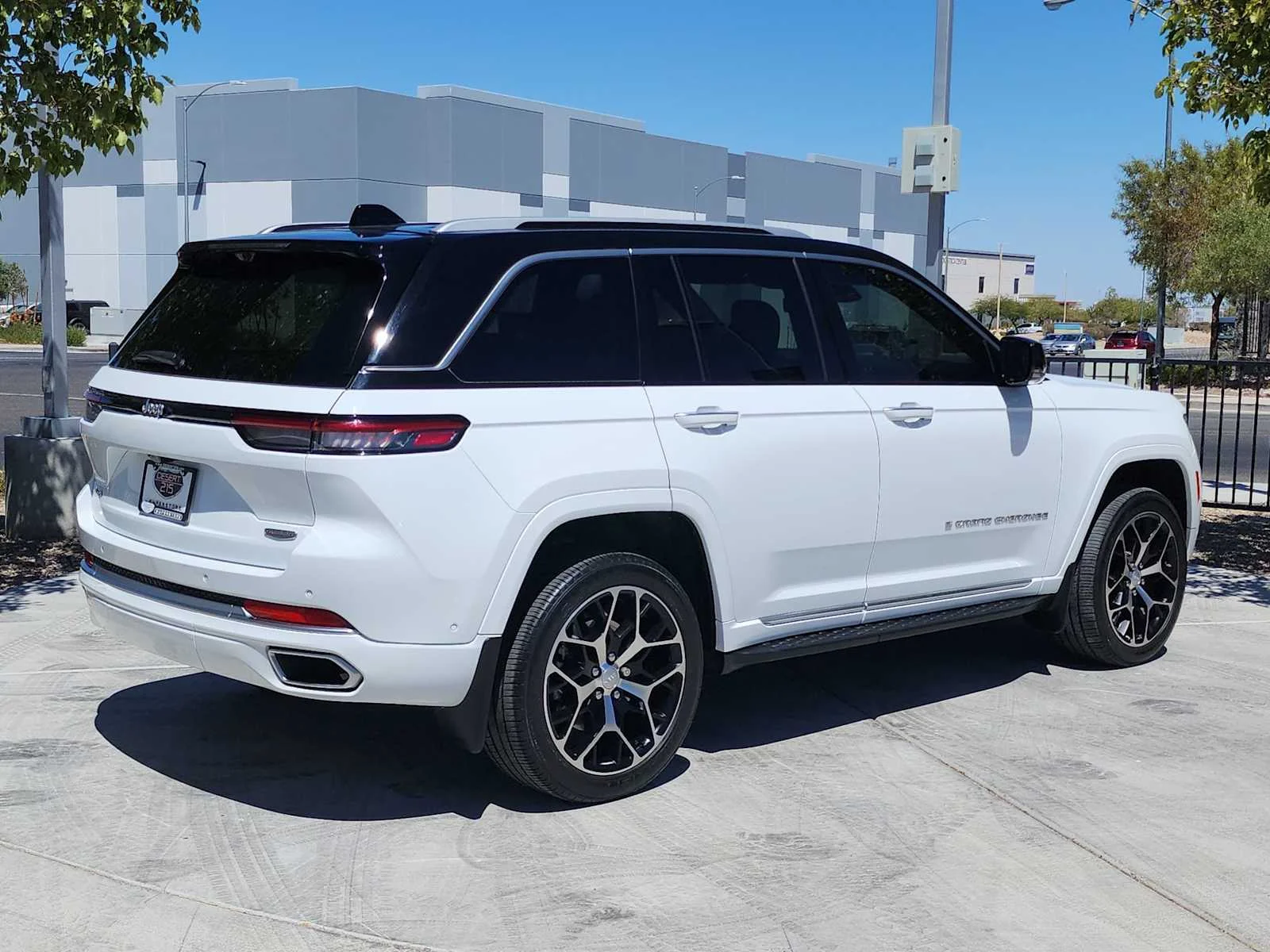 Used 2022 Bright White Clearcoat Jeep Summit Reserve image 8