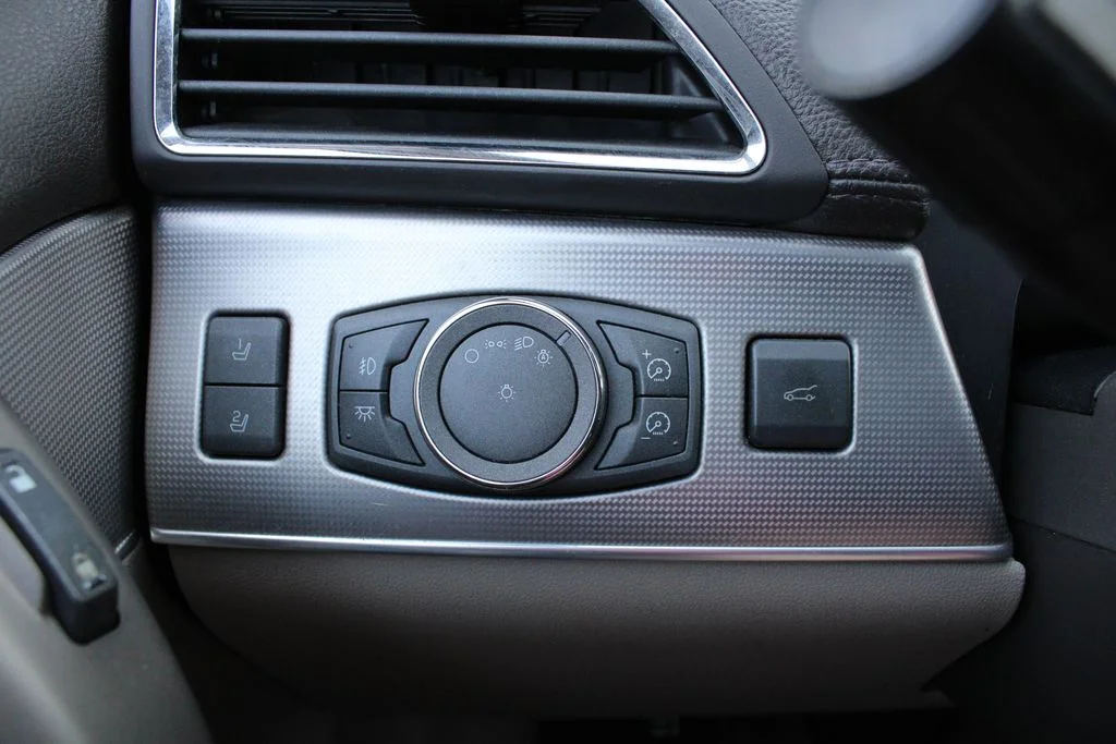 Used 2012 Beige Lincoln Base image 10
