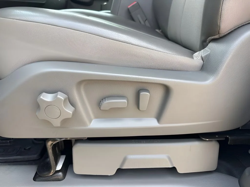 Used 2018 White Nissan SL image 11