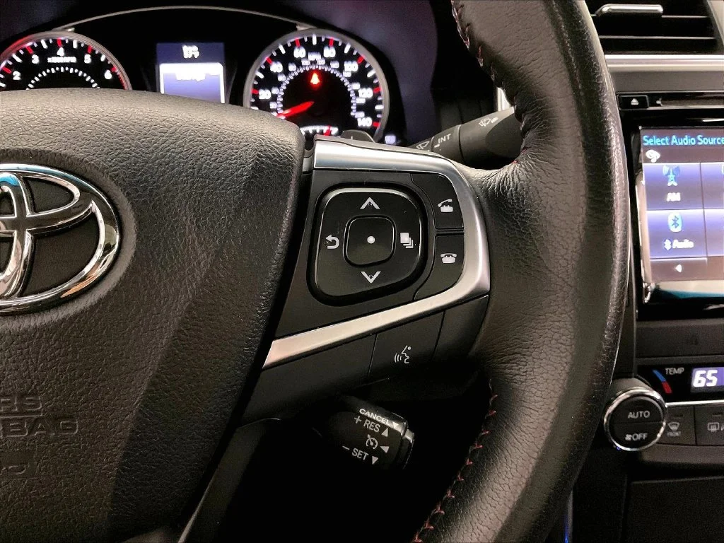 Used 2016 Blue Toyota XSE V6 image 23