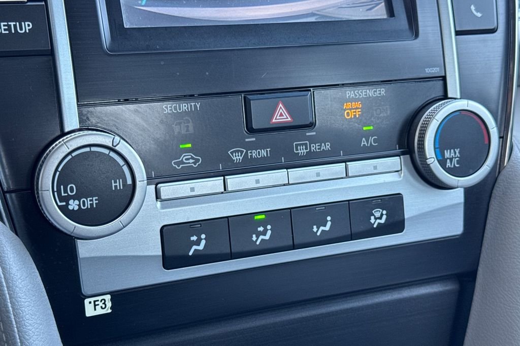 Used 2014 Silver Toyota LE image 24